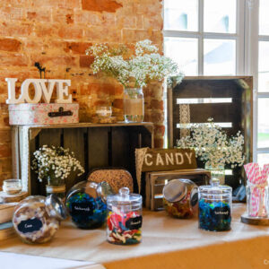 caisses en bois sur candy bar mariage normandie