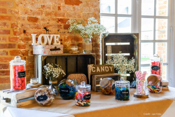 caisses en bois sur candy bar mariage normandie