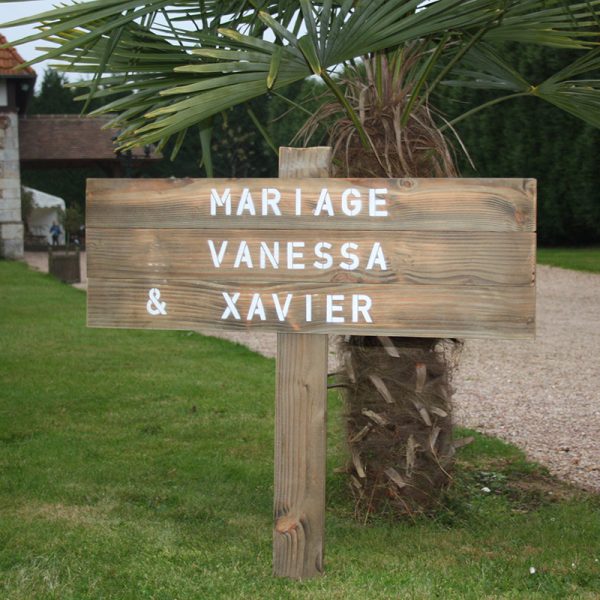 Panneau d'accueil en bois